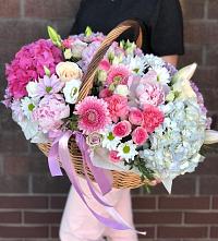 Композиция солнечный день в Канаш Цветочная композиция из Розы, Хризантемы, Пионы и Лизиантусы в корзине в Канаш
