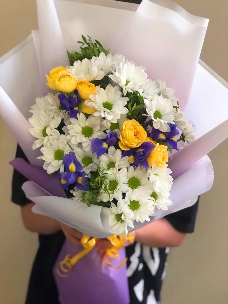 Букет цветов из: Ирисы, Хризантемы и Розы в Канаш