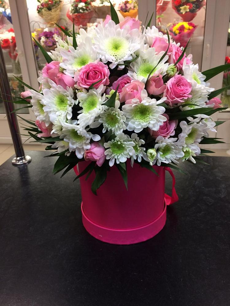 Цветочная композиция из Розы и Хризантемы в шляпной коробке в Канаш