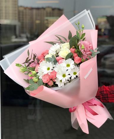Букет цветов из: Розы, Лизиантусы и Хризантемы в Канаш