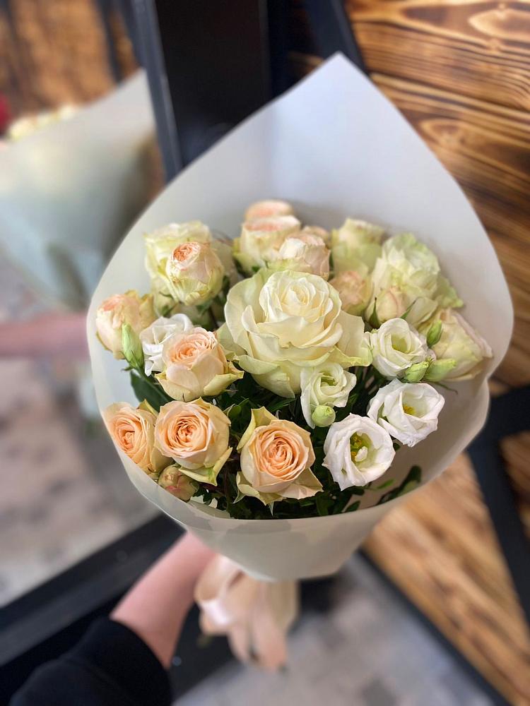 Букет цветов из: Розы и Лизиантусы в Канаш